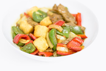 Rindfleisch süßsauer mit Ananas, Paprika und Zwiebeln..