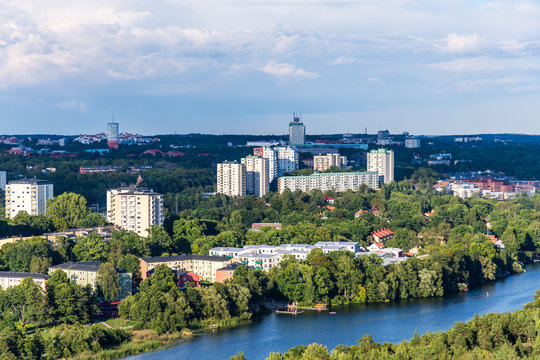 Vy &ouml;ver Sickla, J&auml;rla, Nacka sett fr&aring;n Hammarbybacken en fin sommardag 1/3