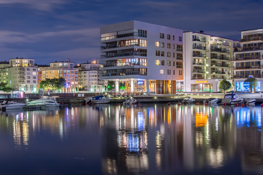 Vyer &ouml;ver Henriksdal, Hammarby Sj&ouml;stad en sommar natt 6/10
