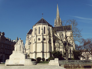 Fototapeta na wymiar Saint Martin church and war memorial in Pau France