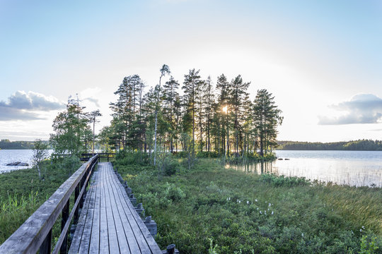 En natursj&ouml;n holme med g&aring;ngbro utanf&ouml;r S&ouml;derhamn