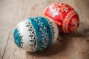 Oeufs de Pâques décorés sur table en vieux bois