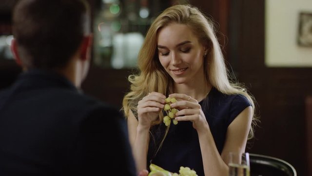 romantic pair restaurant dating