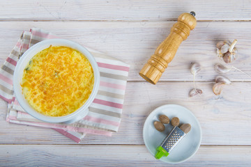 Espinacas a la crema bechamel gratinadas con queso en el horno vegetales en la comida para una...