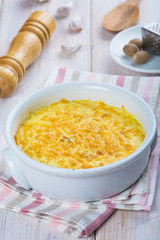 Espinacas a la crema bechamel gratinadas con queso en el horno vegetales en la comida para una dieta sana