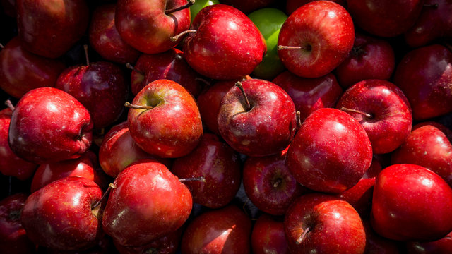Red apples background. apples in a market stall