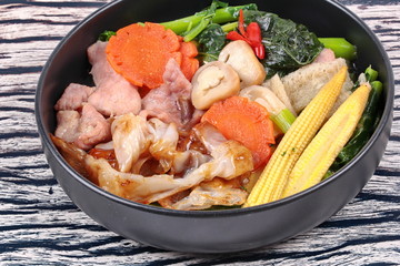 Fried big noodle with Chinese kale ,pork,vegetable in soup.