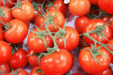 Pictures of organic tomatoes in grocery and grocery sale sections

