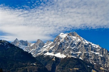 Schweizer Berge Uri Rotstock und Glitschen schneebedeckt - die verschneiten Berggipfel bilden die Hausberge von der Gemeinde Altdorf in der Zentralschweiz
