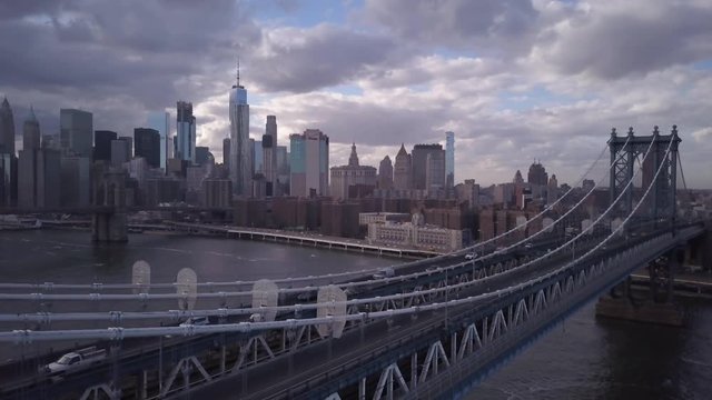 cloudy flying backwards alongside Manhattan Bridge away from NYC