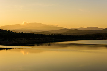 Obraz na płótnie Canvas Beautiful reservoir in the evening