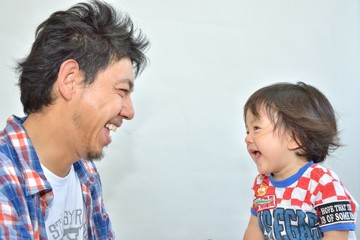 パパと遊ぶ男の子