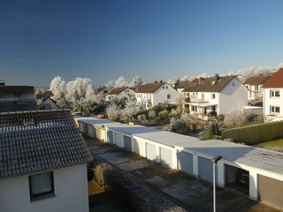 Wohngebiet im Winter mit Schnee - obrazy, fototapety, plakaty