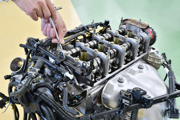 自動車エンジンの整備