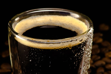 Kaffeetasse mit Kaffee und Kaffeebohnen