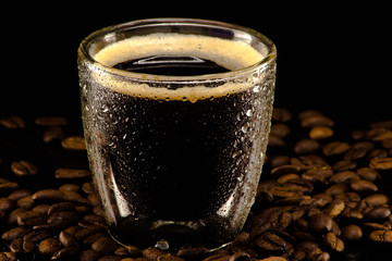 Kaffeetasse mit Kaffee und Kaffeebohnen