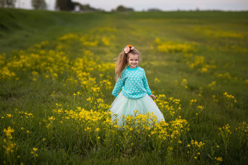 Fototapeta premium Cute girl playing in a field