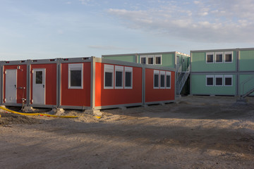 Containersiedlung mit roten und grünen Wohncontainern