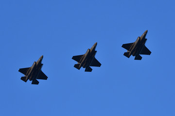 岩国基地上空を３機編隊飛行するF-35B