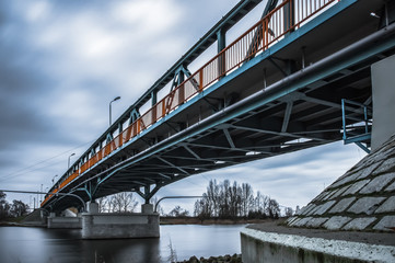 Fototapeta na wymiar Brücke über den Fluss