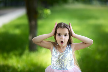 Naklejka premium little girl is surprised