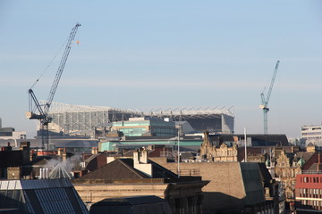 Een zicht op het voetbalstadion (St. James Park) dat groot opdoemt over de omliggende gebouwen in het centrum van de stad Newcastle-Upon-Tyne, Engeland