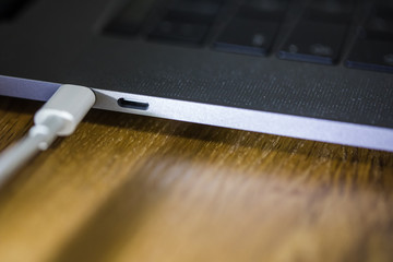 USB Kabel in einem Macbook seitlich