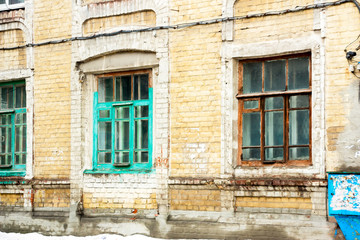 Fototapeta na wymiar Windows on the facade of old buildings