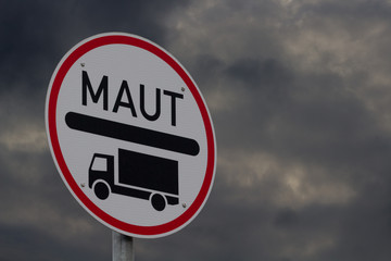 Obraz premium Verkehrsschild Maut bei schlechtem Wetter