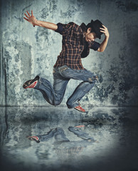 Plakat Man break dancing on wall background