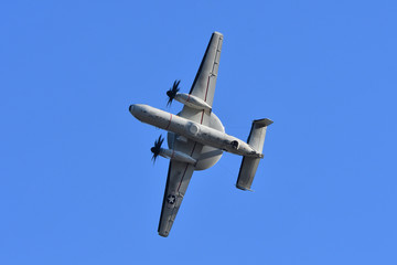 岩国基地上空で深いバンクで旋回するE-2D