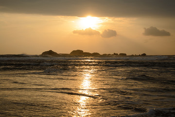 Naklejka premium Красивый закат над океаном. Камни в океане на фоне заката