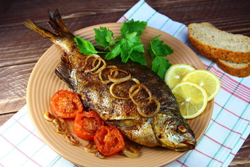 лещ запеченный с луком и помидорами