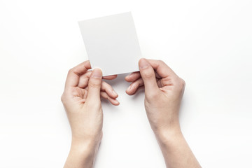 Obraz premium woman hand hold a empty post card isolated white.
