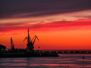 Obraz premium Volga river. Silhouettes of cranes.