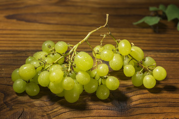 Gelbe Weintrauben auf hölzernem  Hintergrund