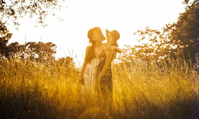Portrait de deux jeunes filles  dans un champs, le regard au loin