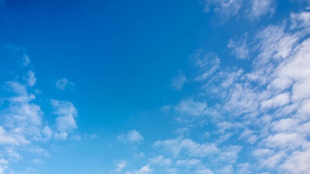 흰 구름이 모두 흘러가고 하얀 구름만 남는다. 타임랩스