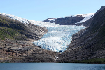 See Svartisvatnet in Helgeland; Nordland; Norwegen, mit Gletscher Svartisen im Hintergrund