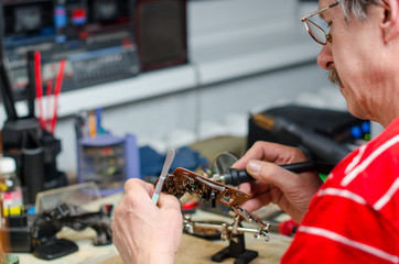 repair electronics smartphone, chip, look through a magnifying glass, contact