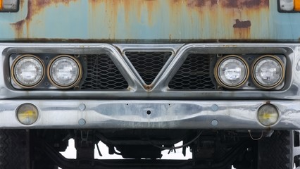 古いトラック　バンパーとヘッドライト