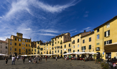 Fototapeta na wymiar The piazza anfiteatro (Amphitheatre square) Lucca Tuscany Italy