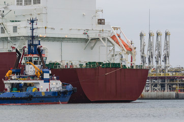 LNG TERMINAL IN SWINOUJSCIE - Tanker moored to a gas connection with the help of a tugboat © Wojciech Wrzesień
