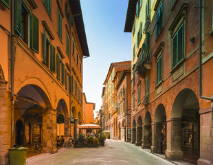 Winkelstraat in de oude stad van Pisa, Pisa, Italië, Europa