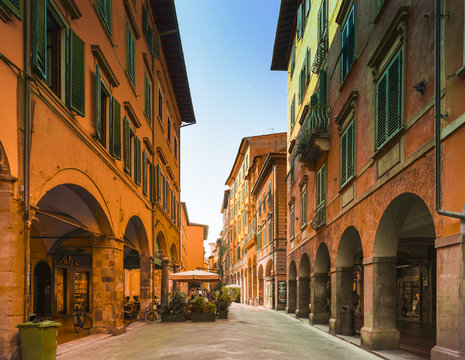 Fototapeta Shopping street in Pisas old town, Pisa, Italy, Europe