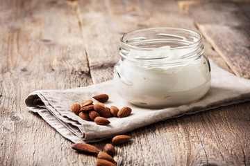 vegan almond yogurt (Toning)
