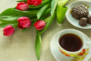Fototapeta na wymiar Красные тюльпаны на 8 марта