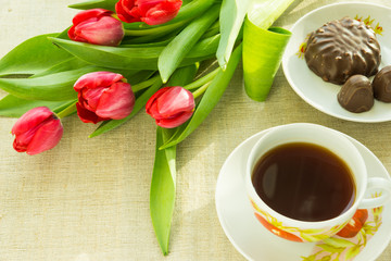 Fototapeta na wymiar Утро 8 марта - красные тюльпаны