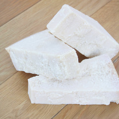 Pezzi di formaggio Parmigiano su tavolo di legno