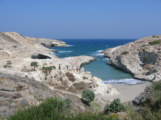 Fototapeta na wymiar Spiaggia nelle rocce nell'isola di Milo nelle Cicladi in Grecia. 